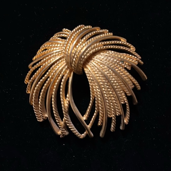 Gold Color Unique Design Brooch - Picture 8 of 16
